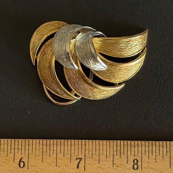 Vintage Signed Dress Scarf Clip Two-Tone Metal Abstract Leaf - Picture 3 of 4